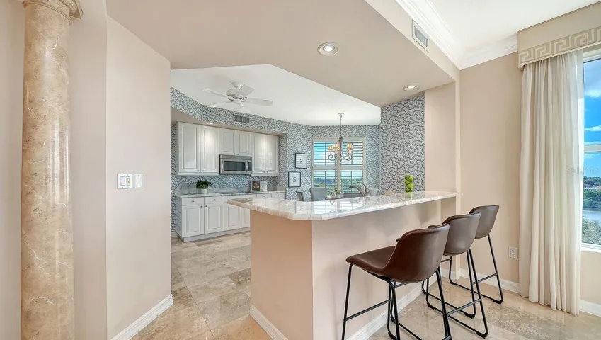 Breakfast bar/Kitchen