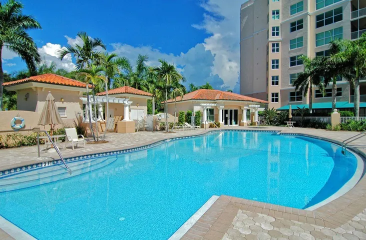 Meridian Condos pool