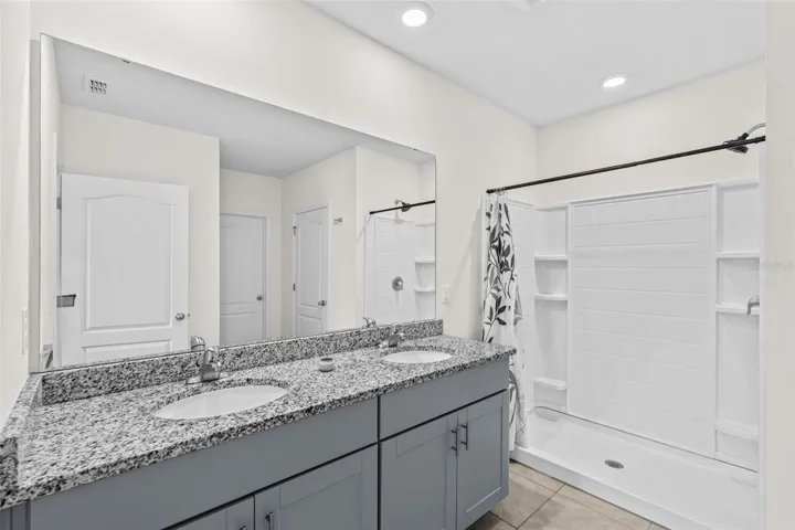 Primary en-suite bath.