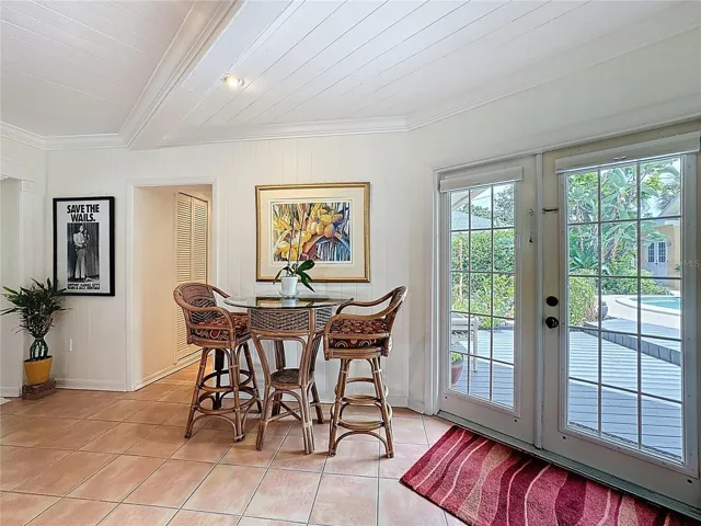 Breakfast nook or additional seatng area.