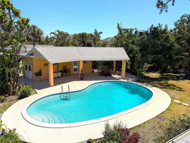 Extra large pool, cabana, art studio and workshop