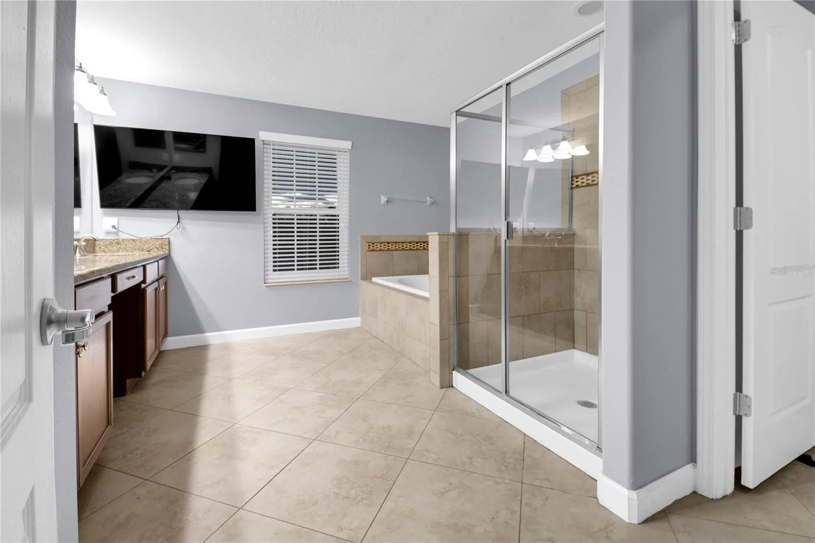 Master Bathroom (upstairs)