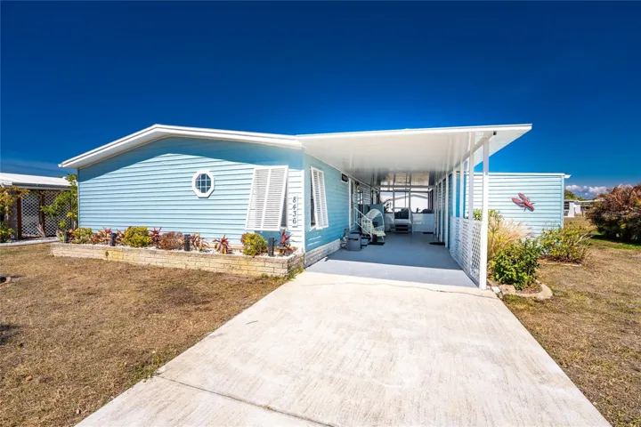 Here you go!  A Seldom available 3 bedroom home with a Bonus Room!!  Have the Family and Friends Come down with all this room.
