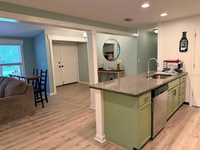Kitchen/Foyer