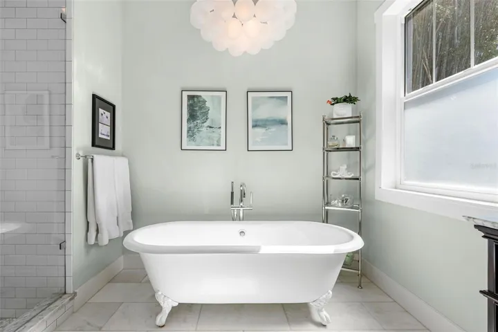 Free-standing cast iron tub