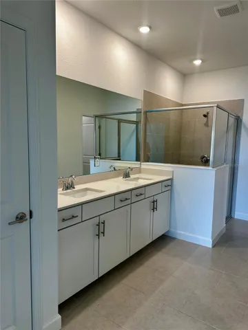 Owner's ensuite bathroom