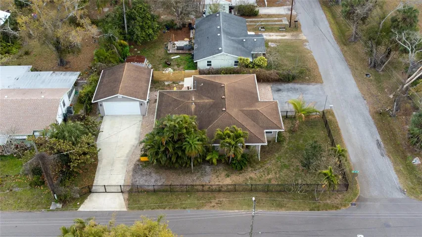 Located outisde of the flood zone and 1 Mile to Downtown Bradenton and 9 Miles to Anna Maria Island