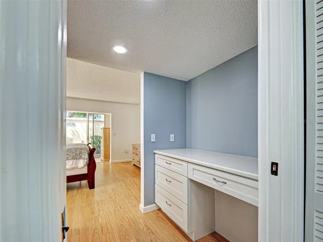 Built-in desk