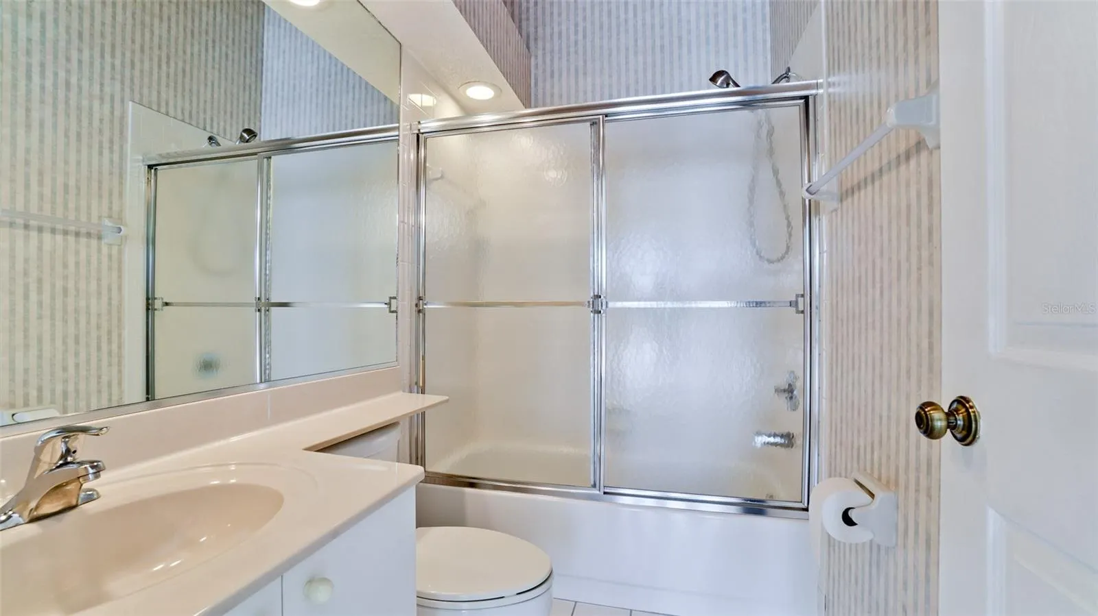 SHOWER/TUB IN 2ND BEDROOM