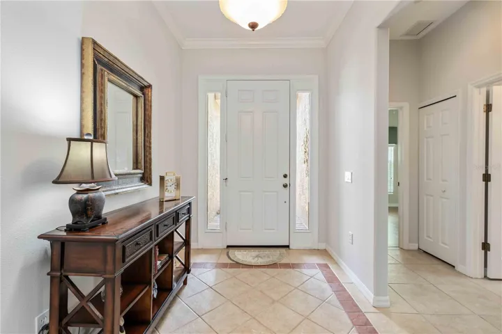 Entry way with crown molding