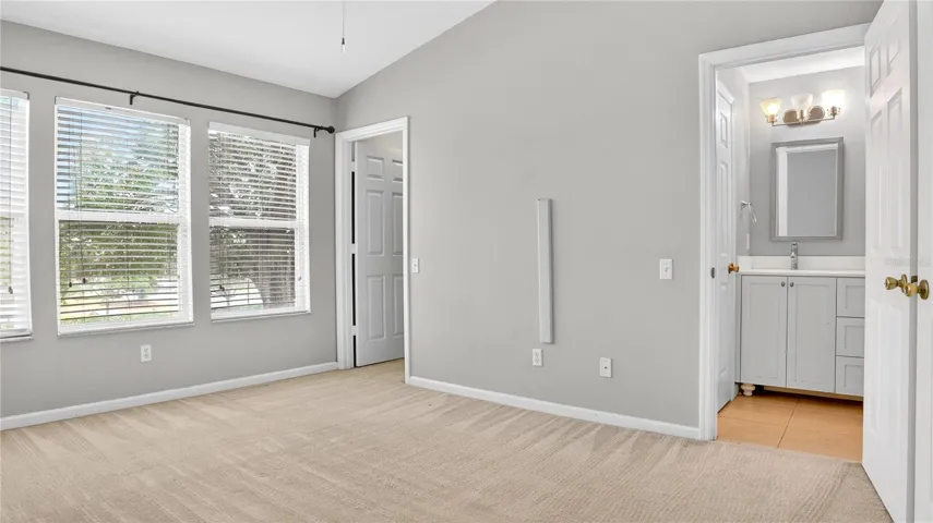 Master bedroom En-suite Bath