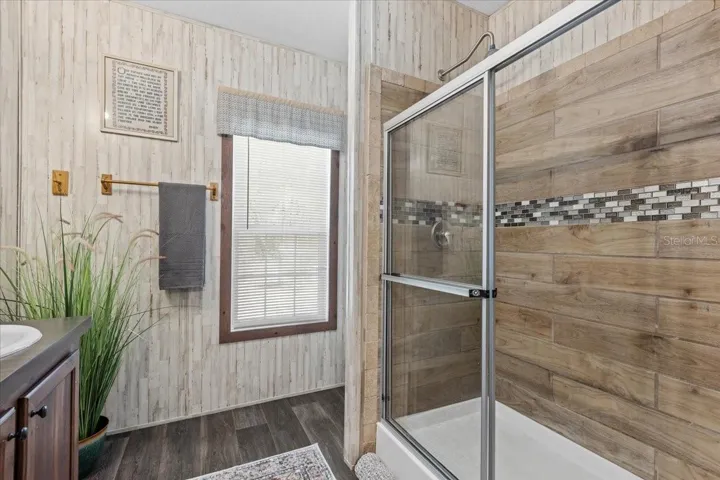 WALK IN SHOWER. REAL TILE