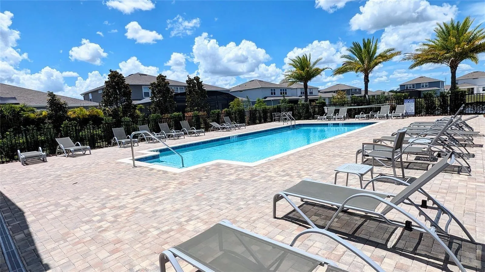 Views of the pool only for the residences of split oak