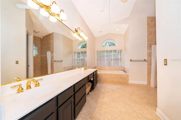 Master Bath, Tub with Hydro-massage