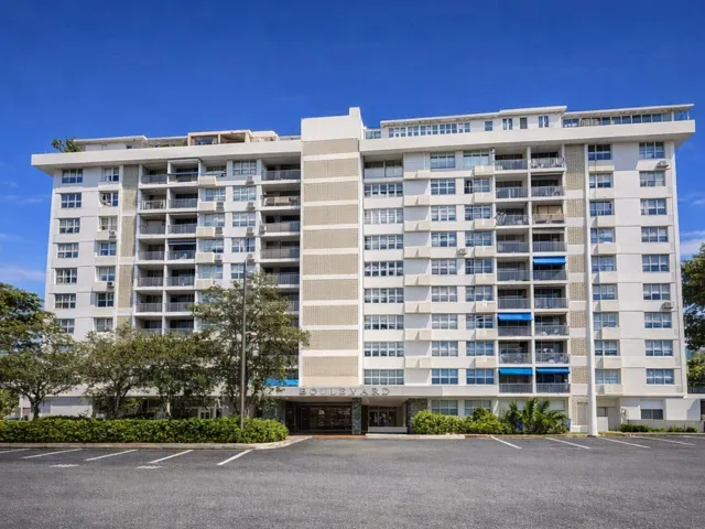 Cond. Park Boulevard