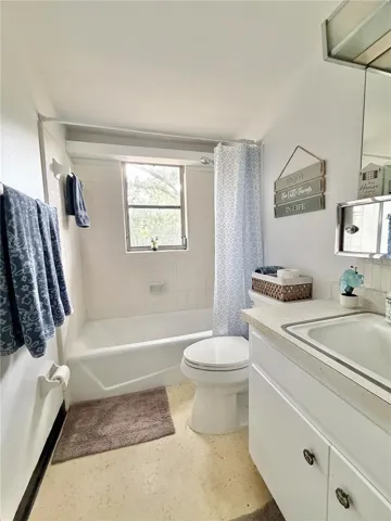 Upstairs Full Bathroom