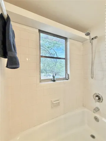Upstairs Full Bathroom