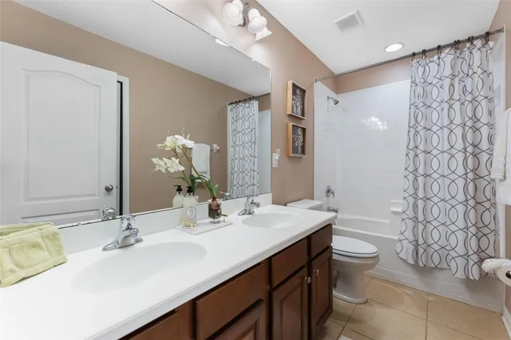 Upstairs Bath w/double sinks