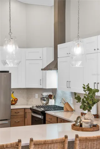 Kitchen gas cooktop with stainless steel hood