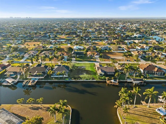 Intersecting canal frontage
