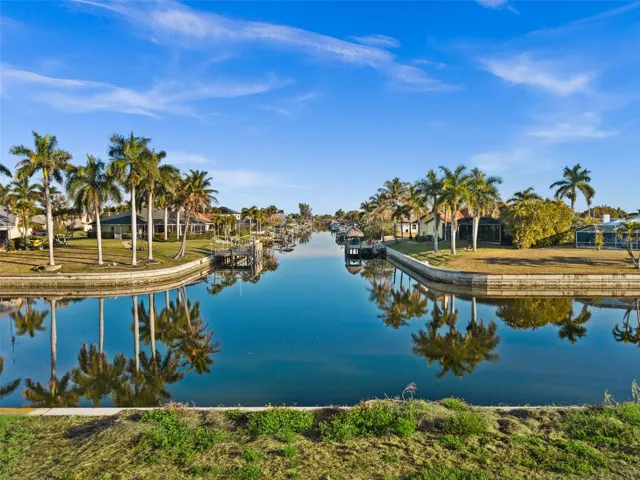 Wide intersecting canal views