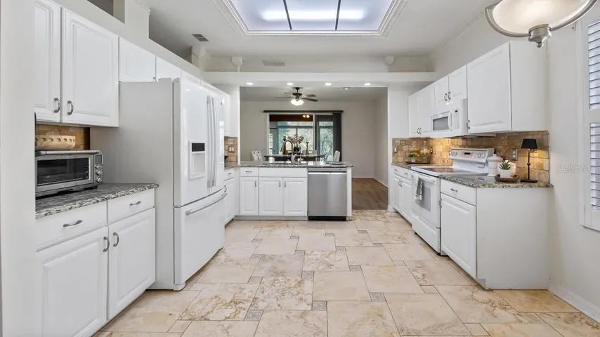 Large Kitchen Eat in Kitchen with Plenty of Cabinet Space