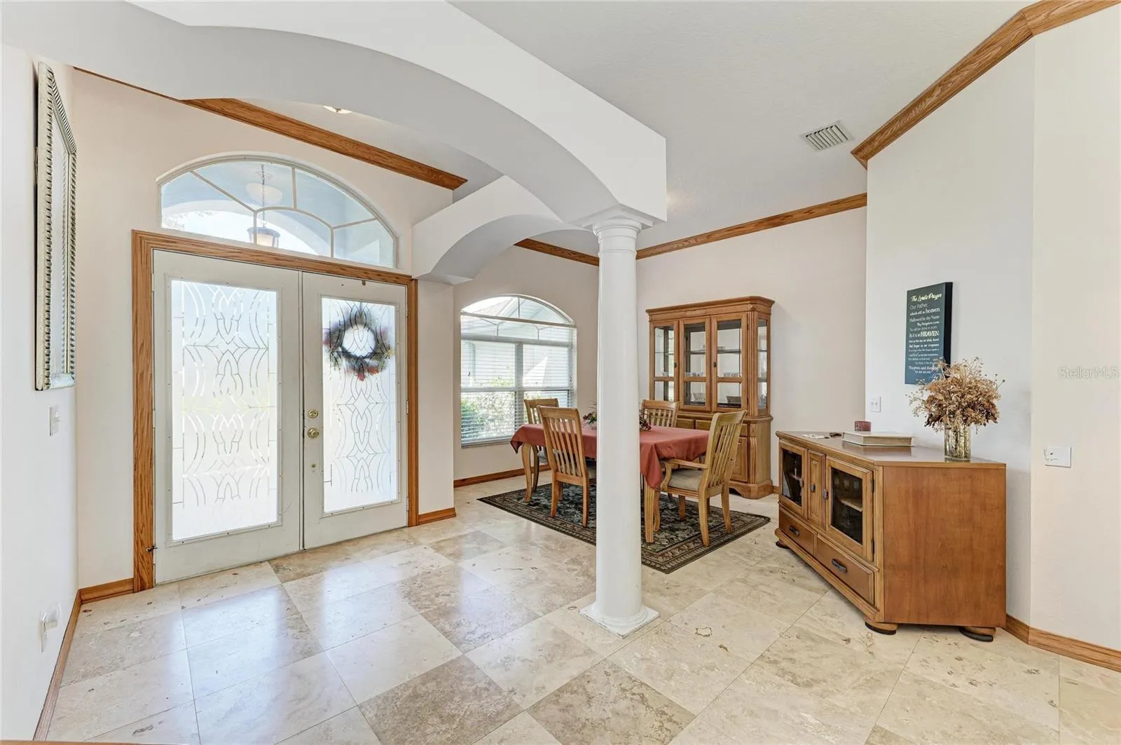 Foyer with double door entrance for easy move in