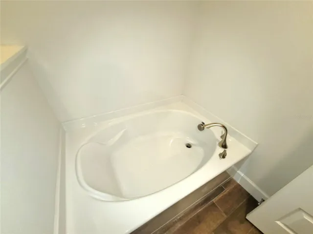 Soaking tub