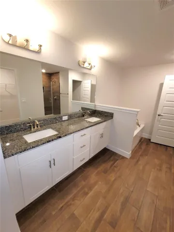 Primary Ensuite w/dual sinks