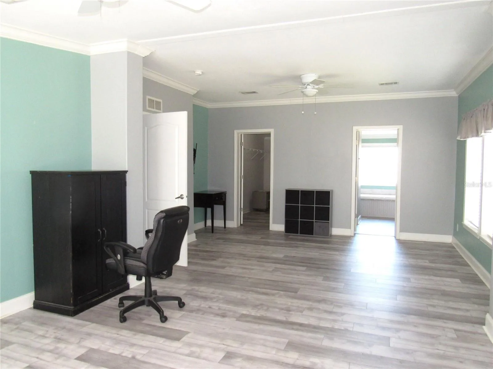 Huge Primary Ensuite Bedroom 26' x 16'
