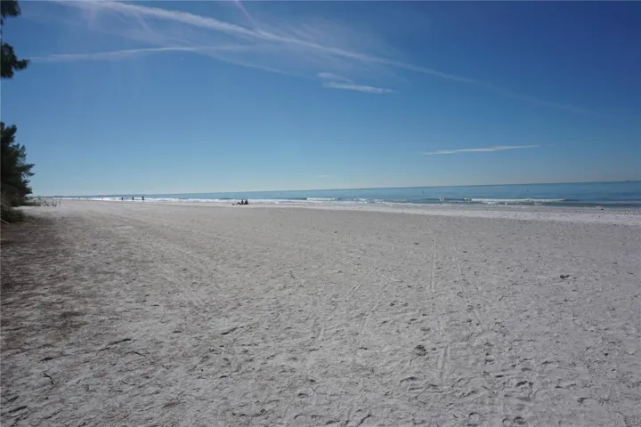 GULF BEACH JUST A 5 MINUTE WALK