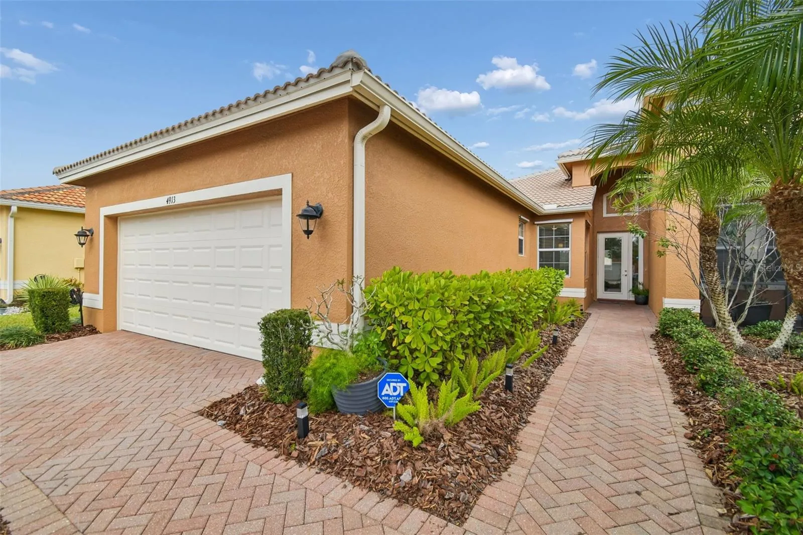 Exquisite 1,800sqft villa with water view!