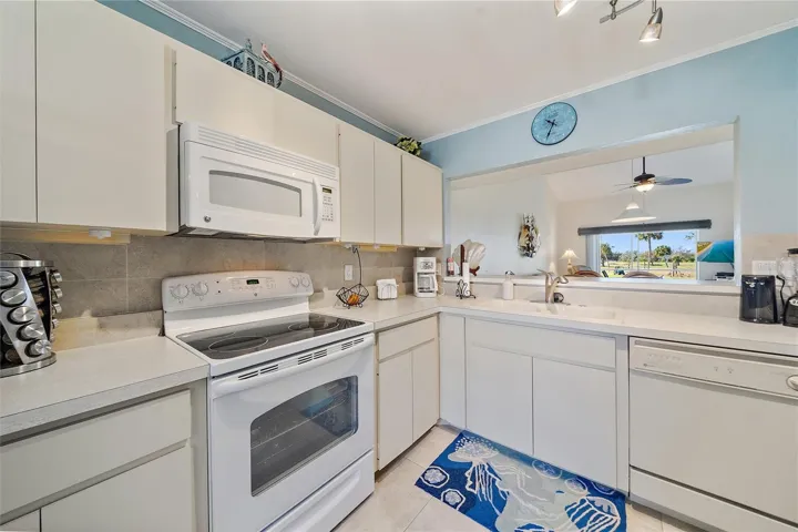 lots of cabinets and couters