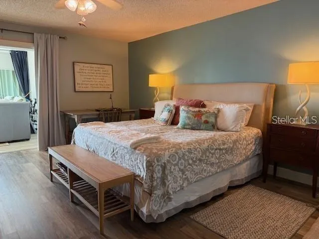 Master bedroom/queen size bed