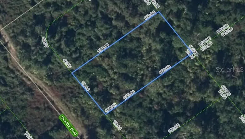 Vacant lot for sale in Highlands Park Estates.