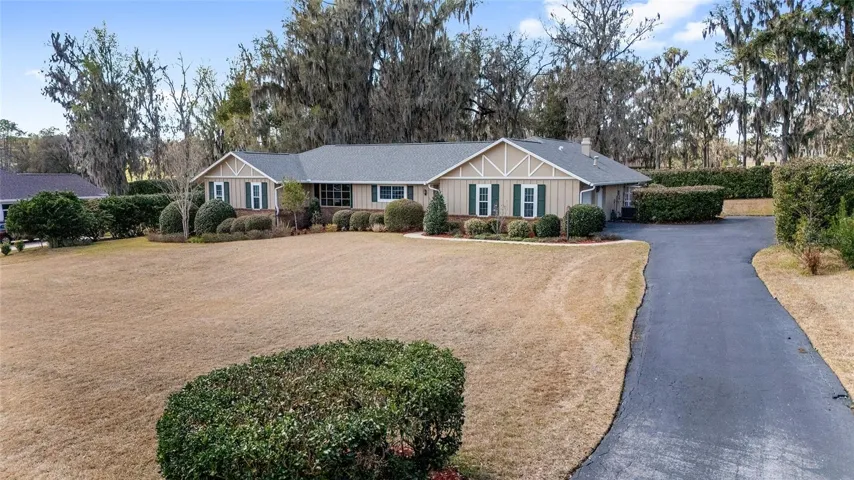 Golf course home on cul de sac, hole 2
