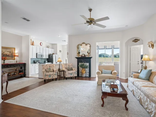 Living area w/Laminate flooring