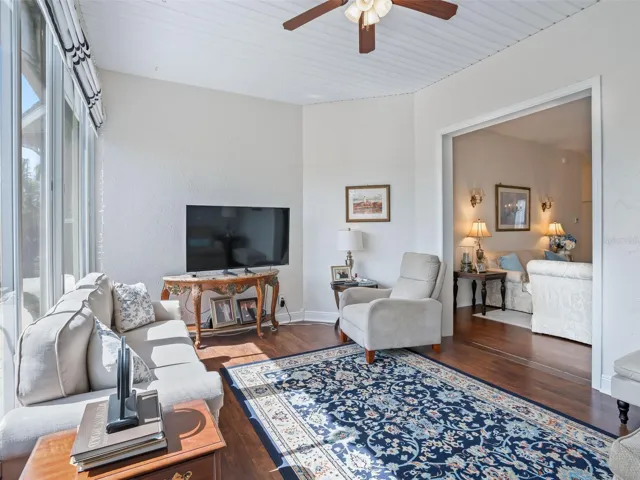 Florida Rms opens to Living area