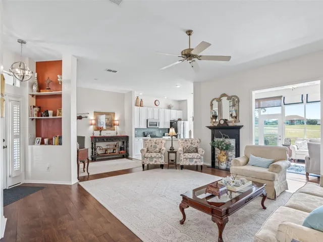Living area w/10ft ceiling