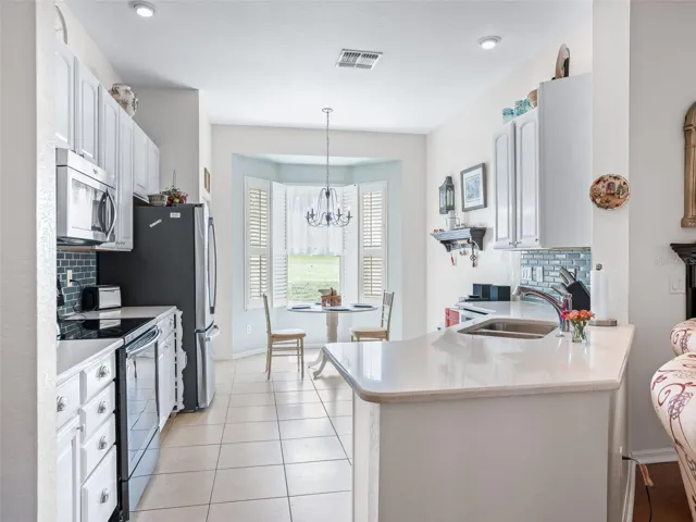 Eat in Kitchen w/Tile flooring