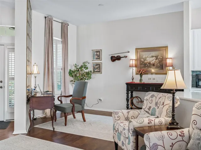 Sitting area w/Laminate flooring