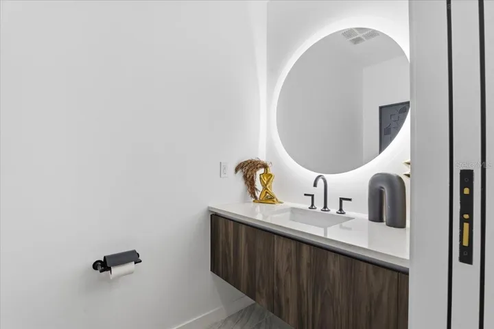 HALF BATHROM