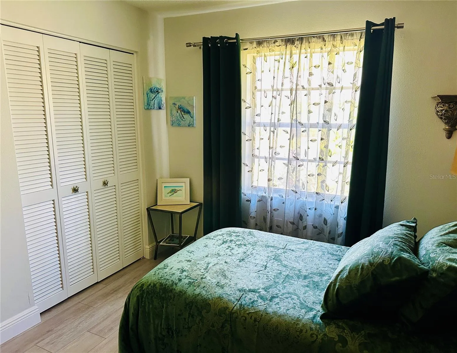 guys bedroom with closet doors and window