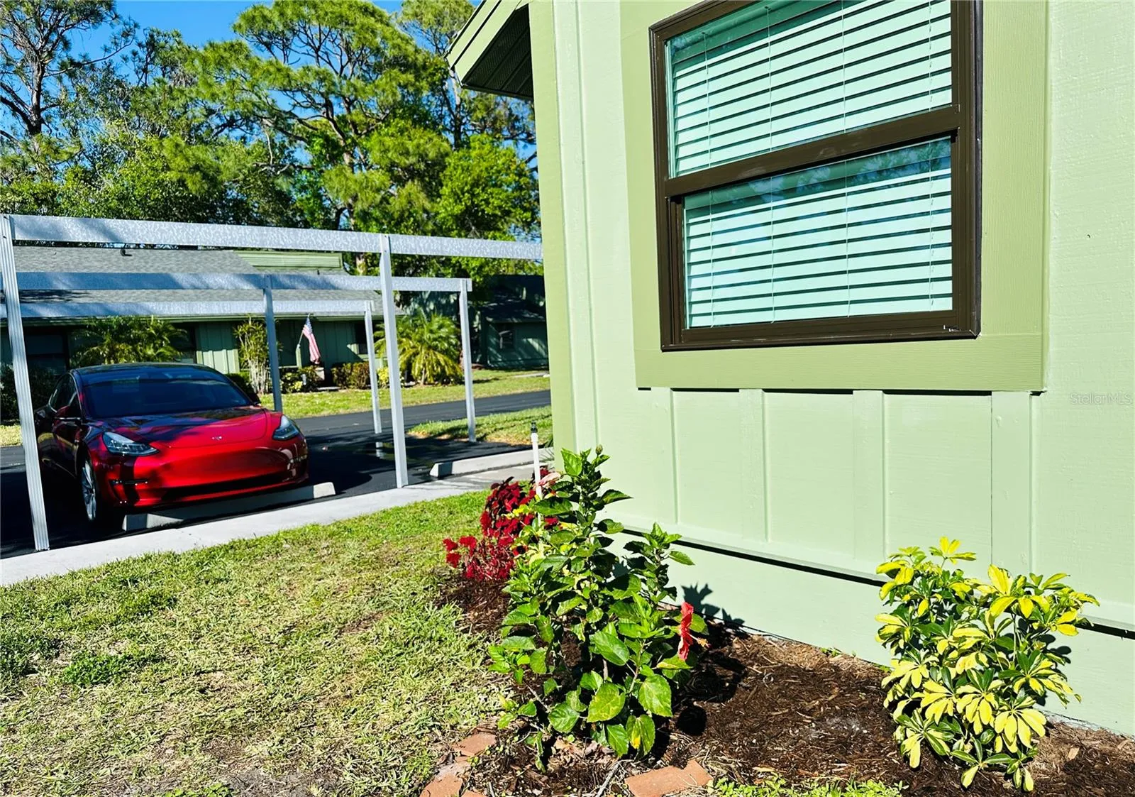 Carport in front (red car), also new windows