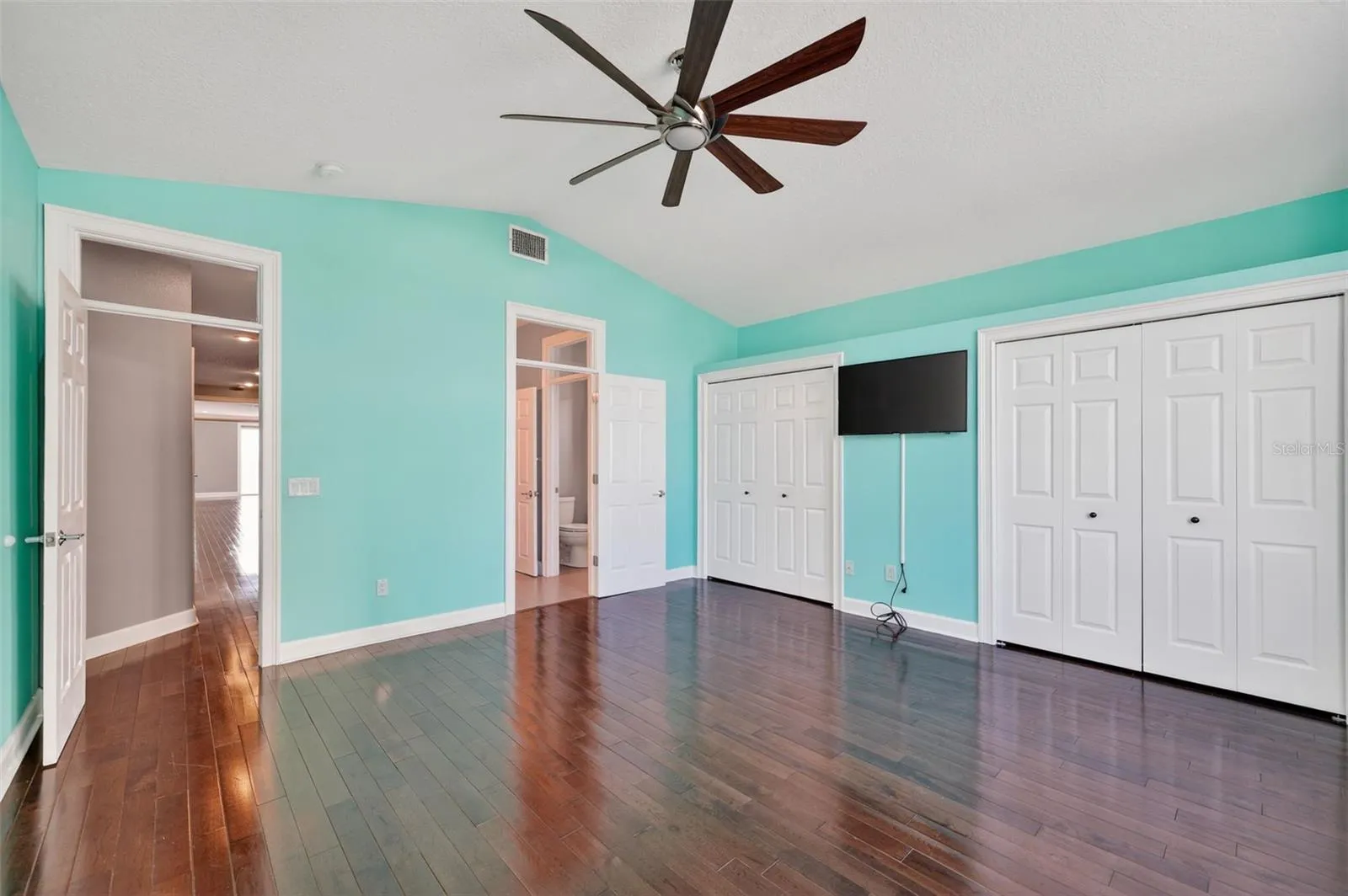 2nd Bedroom with double closed and entry to bath