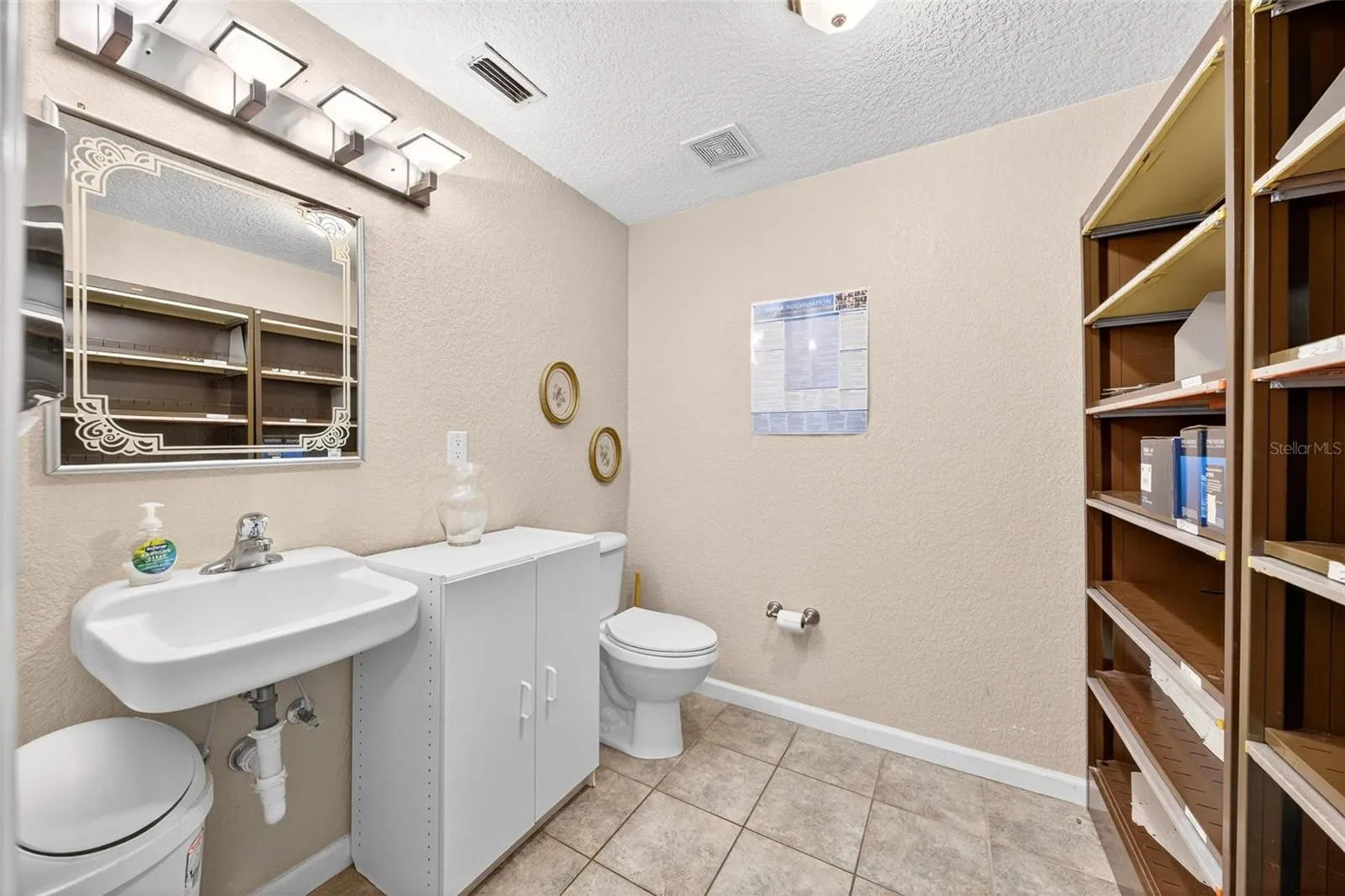 Bathroom 1/2