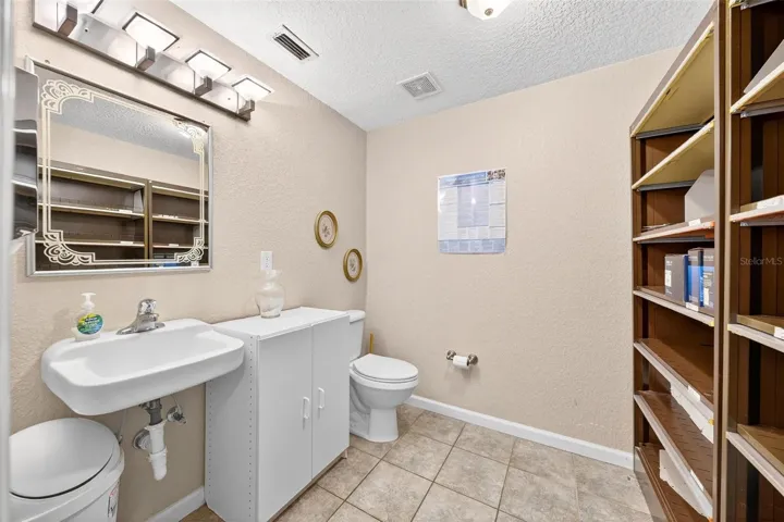 Bathroom 1/2