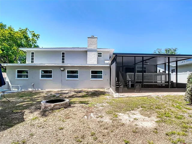 Outdoor Living Space - Spacious Yard