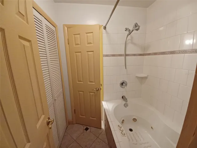 JACUZZI TUB