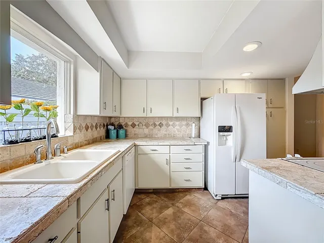 Sunlit mornings start right here in this cheerful space made for cooking and quick bites on the go.